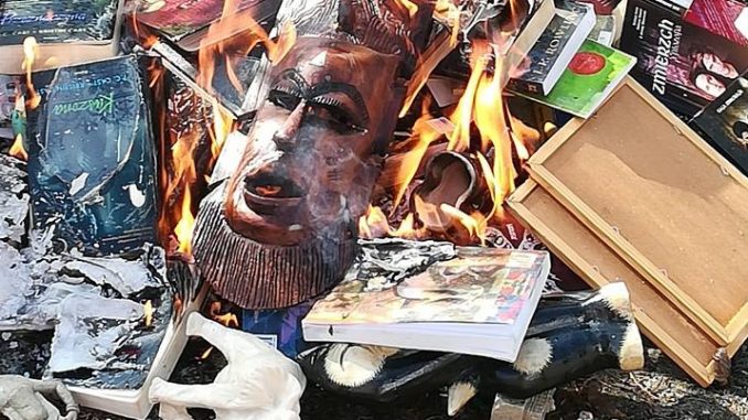 Palimy książki w imię Boga